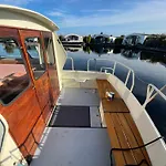 Suesses Motorboot - Bremen Ueberseestadt