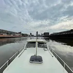 Suesses Motorboot - Bremen Ueberseestadt