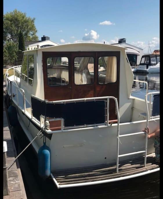 Suesses Motorboot - Ueberseestadt * Brema