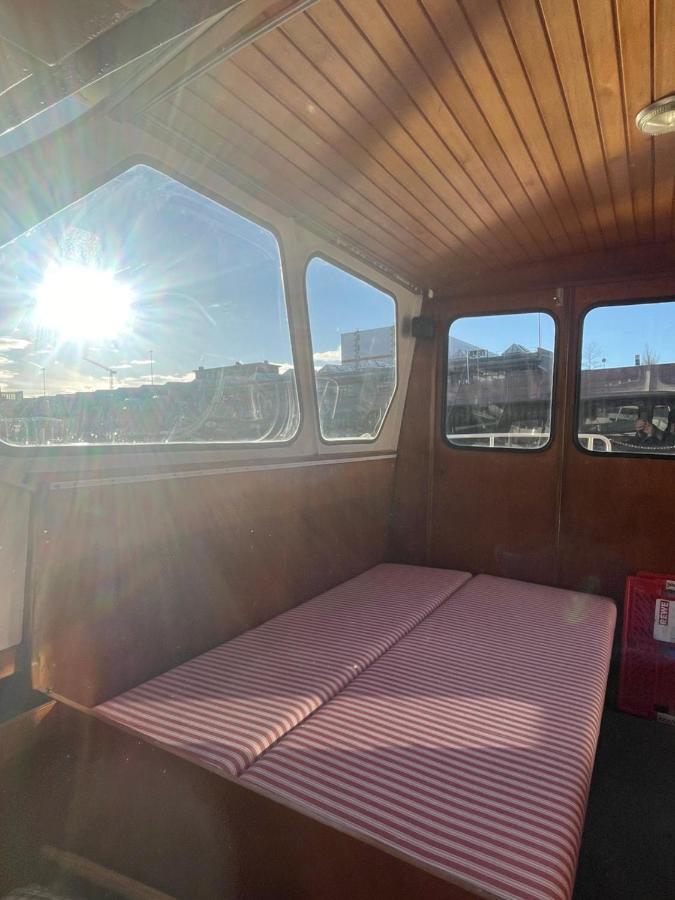 Suesses Motorboot - Ueberseestadt * Brema