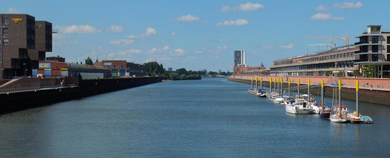 Suesses Motorboot - Ueberseestadt Botel Brema