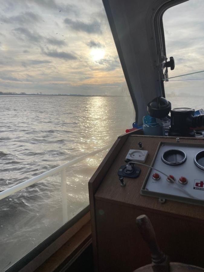 Botel Suesses Motorboot - Ueberseestadt Brema