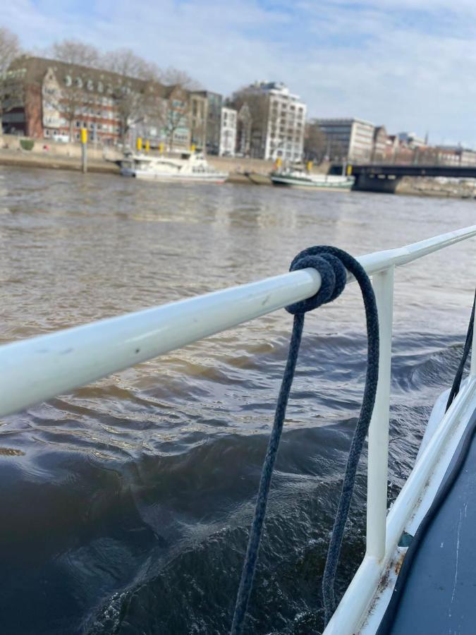 Botel Suesses Motorboot - Ueberseestadt Brema