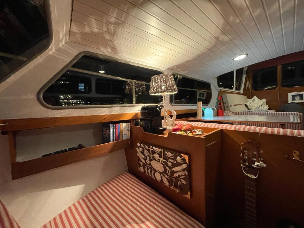 Botel Suesses Motorboot - Ueberseestadt Brema