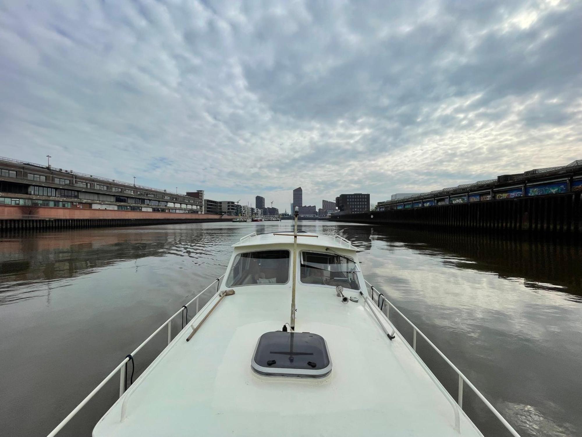 Botel Suesses Motorboot - Ueberseestadt Brema
